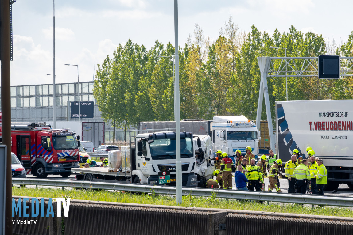 Bestelbus rijdt achterop vrachtwagen op A15 Rotterdam, twee zwaargewonden