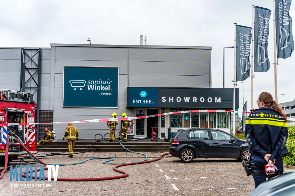Flinke rookontwikkeling bij brand in meterkast van sanitairwinkel Stadionweg Rotterdam