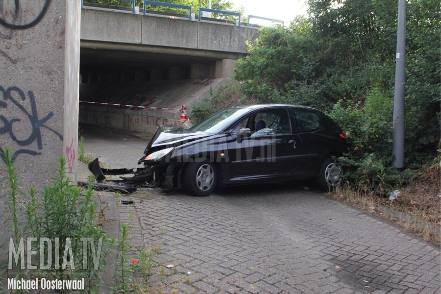 Auto ramt viaduct op Gordelpad Rotterdam