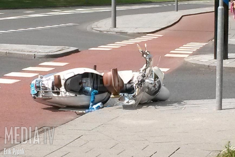 Scooterrijder gewond na aanrijding met bestelbus