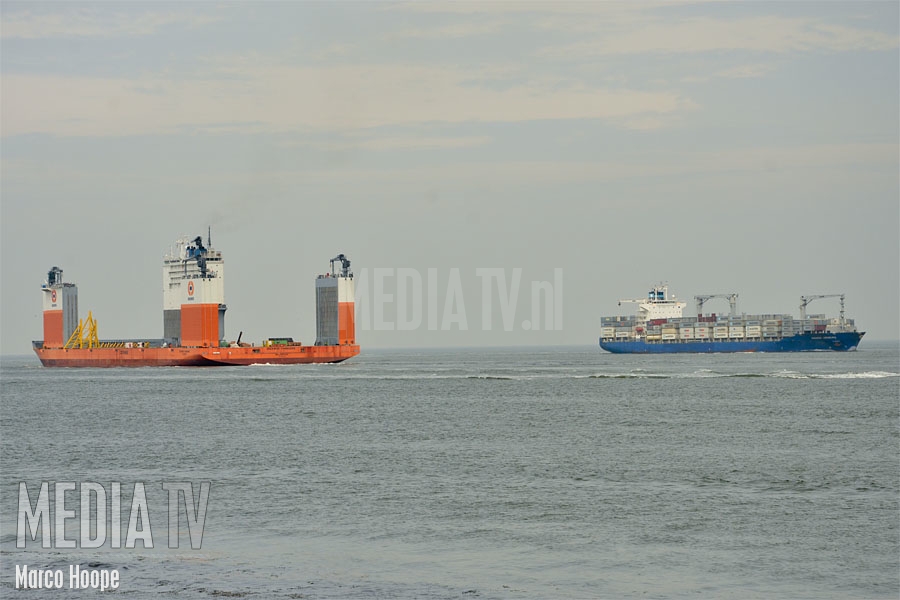 Mega zwaartransportschip Dockwise Vanguard in centrum Rotterdam