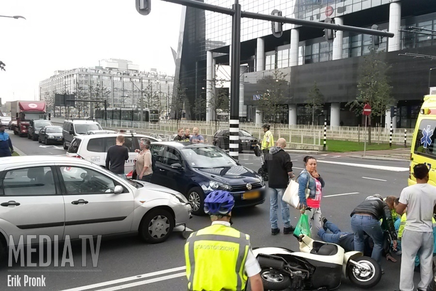 Scooter aangereden door auto op het Weena Rotterdam