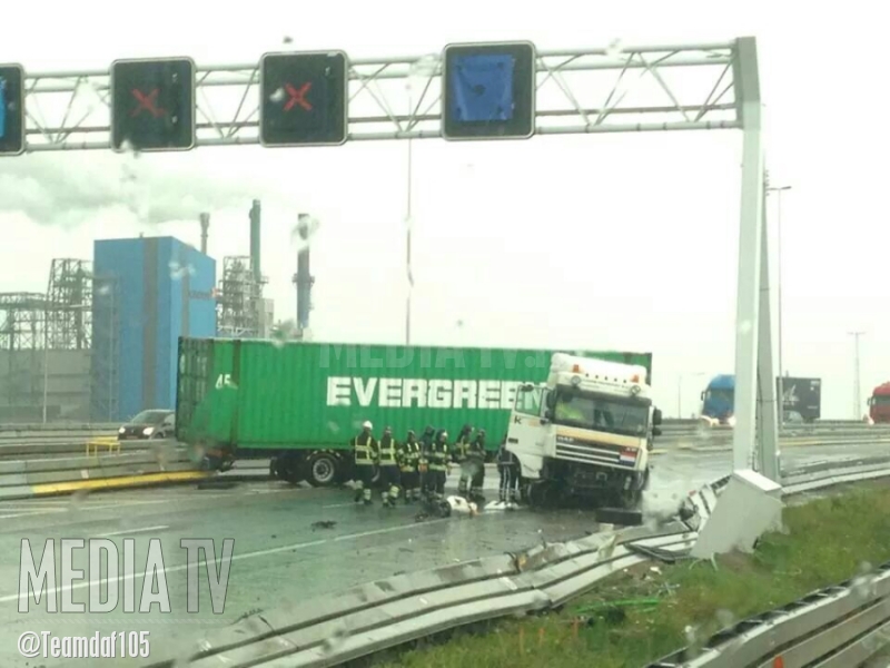 Vrachtwagen schaart op N15 Rotterdam
