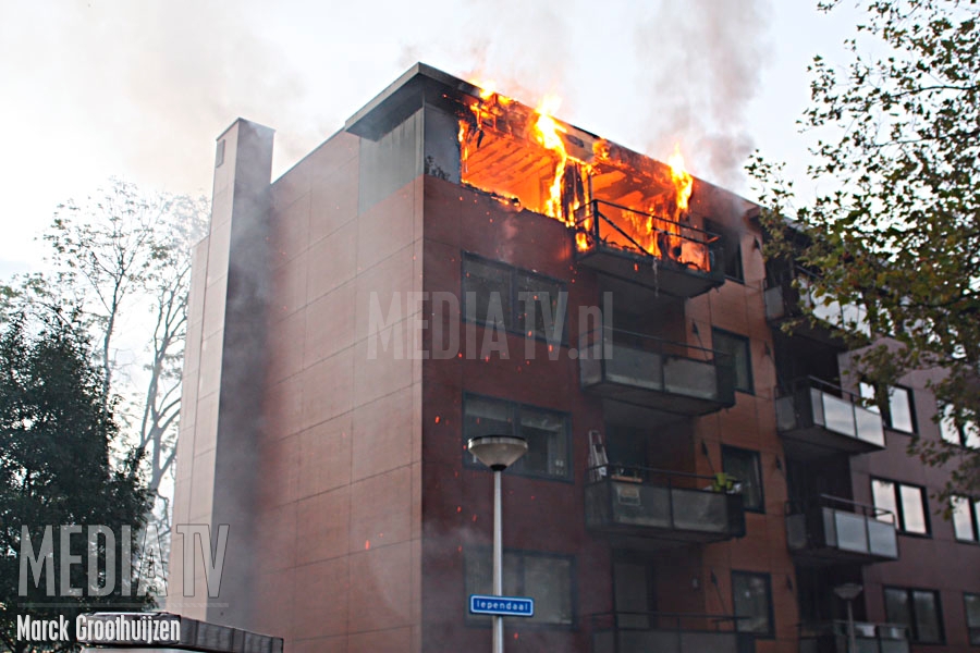 Grote uitslaande brand in flat Iependaal Rozenburg (video)