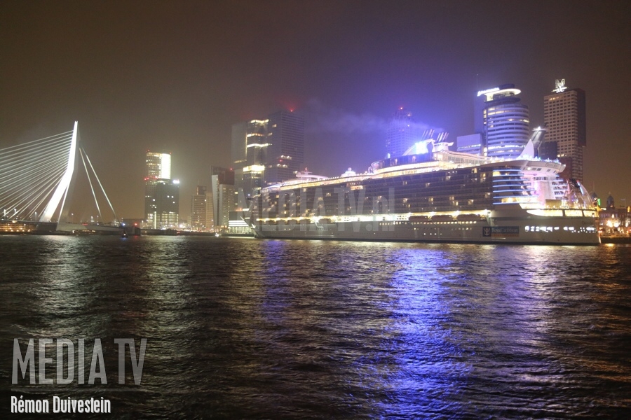 Oasis Of The Seas voor onderhoud in Rotterdam (video's)