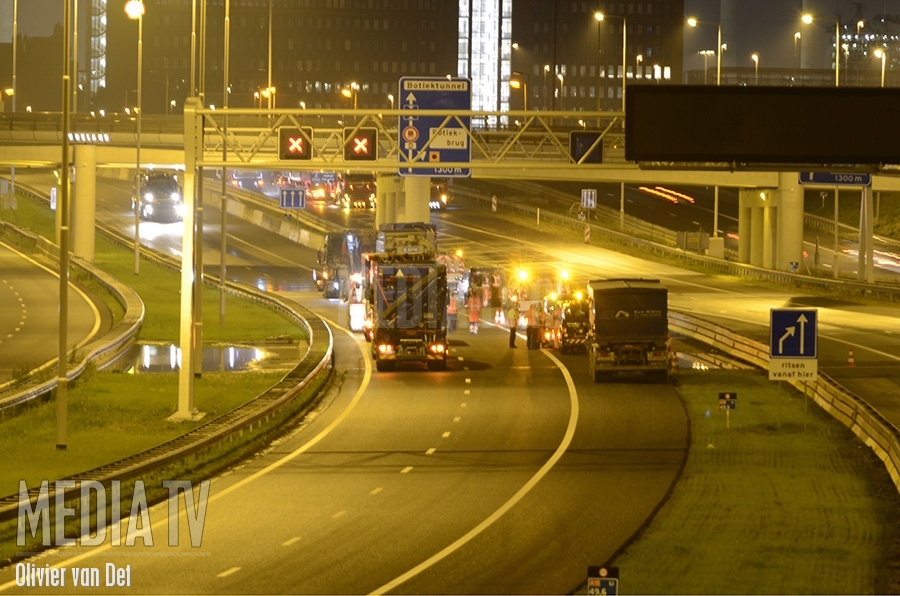 Vrachtwagen lekt glycerine op A15 Rotterdam