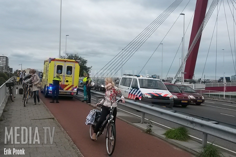 Fietser raakt gewond op Willemsbrug Rotterdam