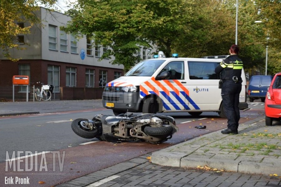 Auto schept scooter op Willem de Zwijgerlaan Schiedam