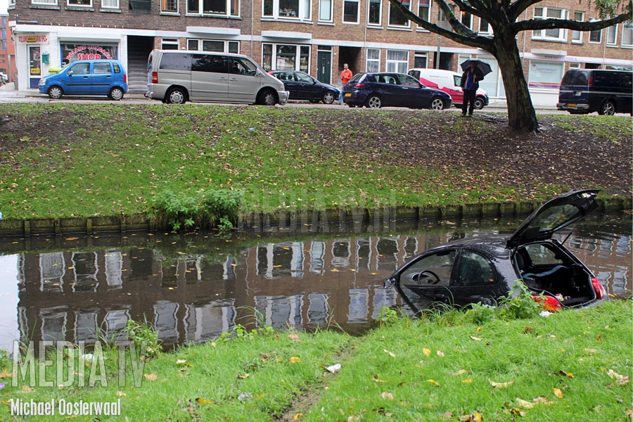 Vrouw met auto te water Snelliussingel Schiedam