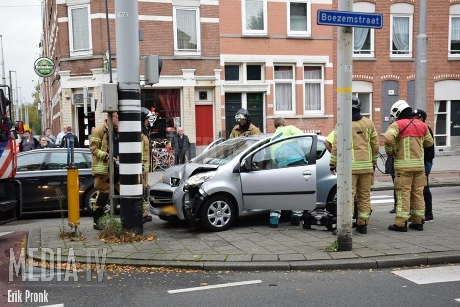 Auto botst tegen paal Boezemstraat Rotterdam