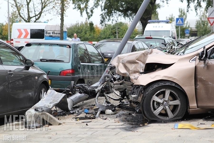 Auto crasht na achtervolging op Bergselaan Rotterdam (video)