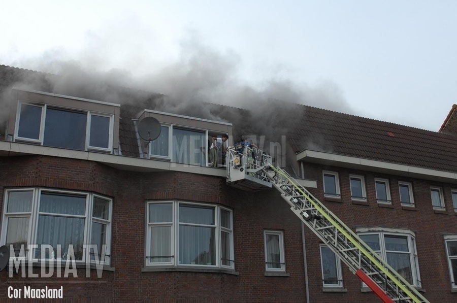 Mensen gered uit brandende woning Grondherendijk Rotterdam (video)