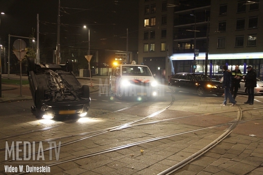 Auto ondersteboven na aanrijding Oostplein Rotterdam