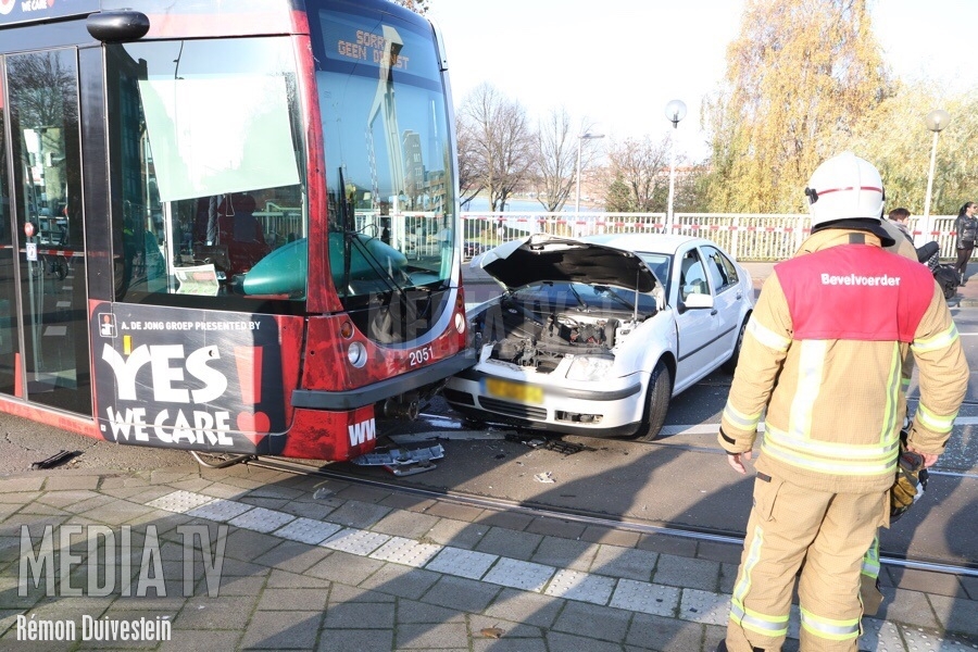 Tram ramt auto op Mathenesserbrug Rotterdam (video)