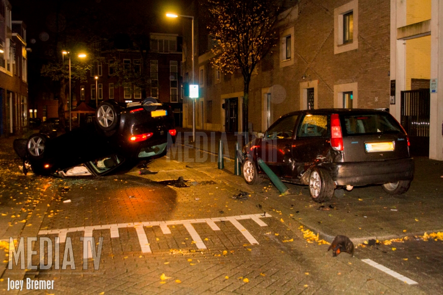 Bestuurder vlucht na achterlaten ravage Blokmakersstraat Rotterdam (video)