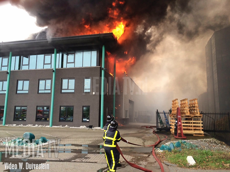 Grote uitslaande brand in glashandel Hardinxveld-Giessendam (video)