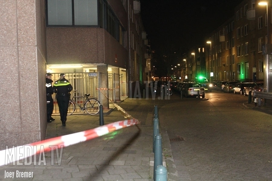 Politie schiet mogelijk gewapende man neer Saftlevenstraat Rotterdam (video)