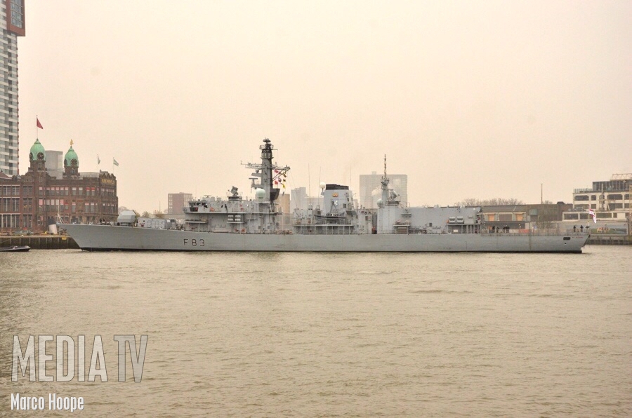 Brits fregat doet Rotterdamse cruiseterminal aan