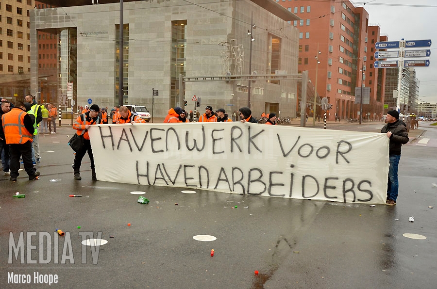 Havenarbeiders protesteren tegen toekomstige gedwongen ontslagen in centrum Rotterdam (video)