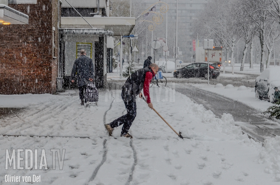 Ergenis en pret door sneeuw in regio Rotterdam