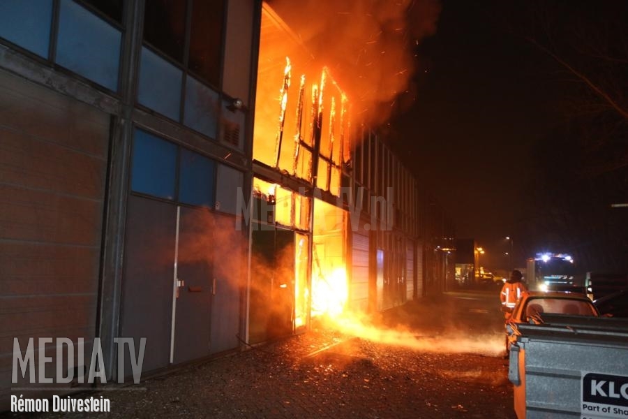 Zeer grote brand in bedrijfspand Anthonetta Kuijlstraat Rotterdam