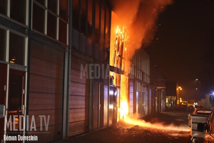 Zeer grote brand in bedrijfspand Anthonetta Kuijlstraat Rotterdam (video)
