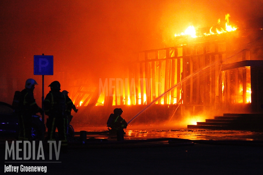 Zeer grote brand bij schokdemperproducent Koni Oud-Beijerland (video)