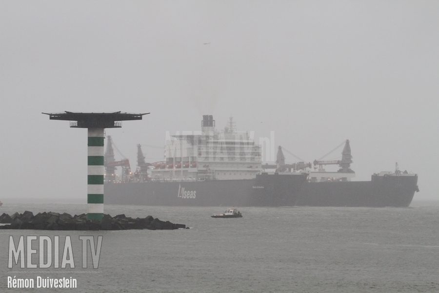 Grootste offshoreschip ter wereld Pieter Schelte in Rotterdam (video)
