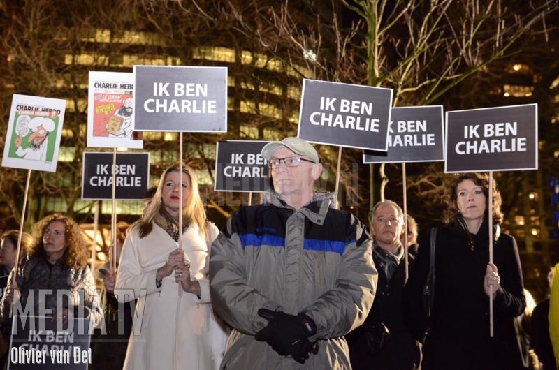Veel mensen bij demonstratie in Rotterdam na terreurdaad in Parijs (video)