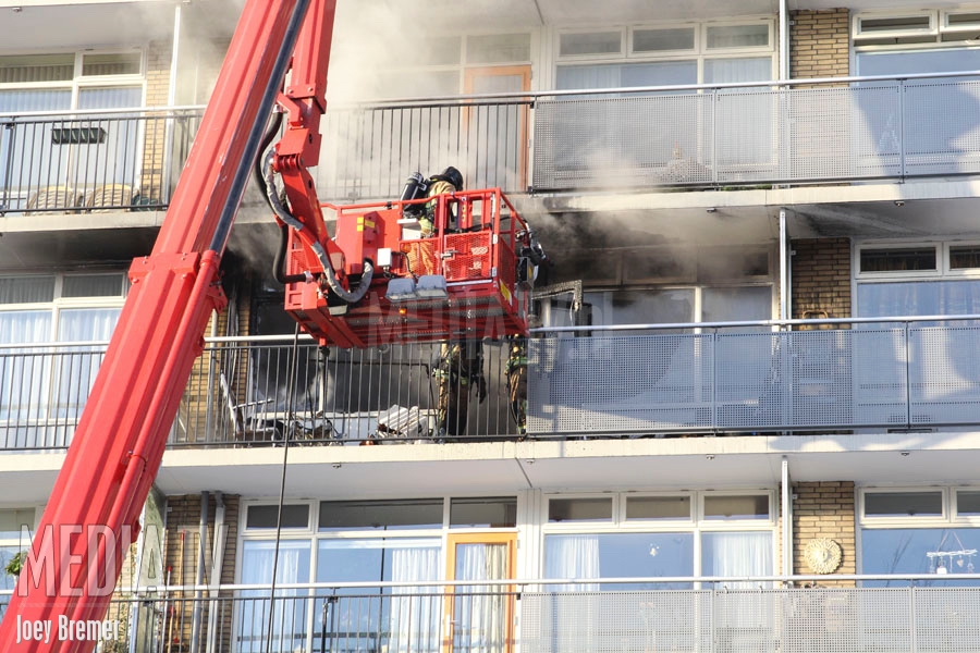 Grote brand in flatwoning Koninginnelaan Vlaardingen (video)
