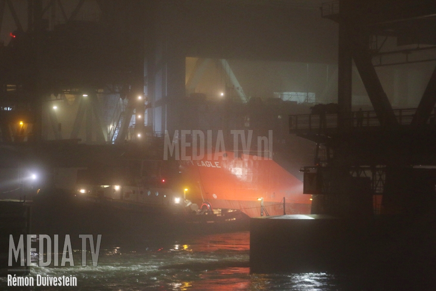 Schip vaart tegen Botlekbrug aan in Rotterdam (video)