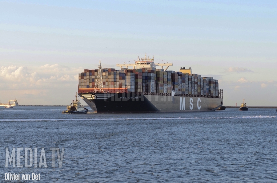 Containerschip MSC Oscar aangekomen in de haven van Rotterdam
