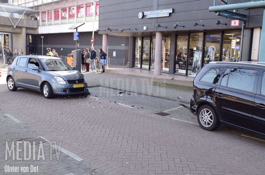 Fikse schade na botsing op Strevelsweg Rotterdam