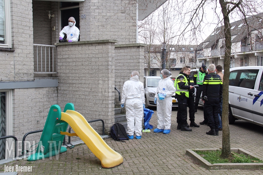 Dode en zwaargewonde in woning Floris Burgwal Capelle aan den IJssel (video)