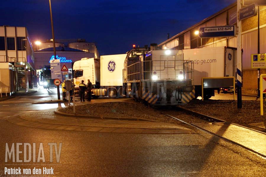 Locomotief botst tegen vrachtwagen op Vulcaanweg Vlaardingen