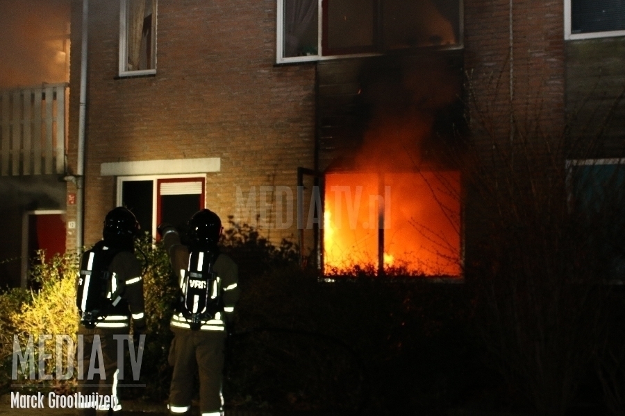 Gewonden bij uitslaande brand in woning Buntgras Spijkenisse (video)