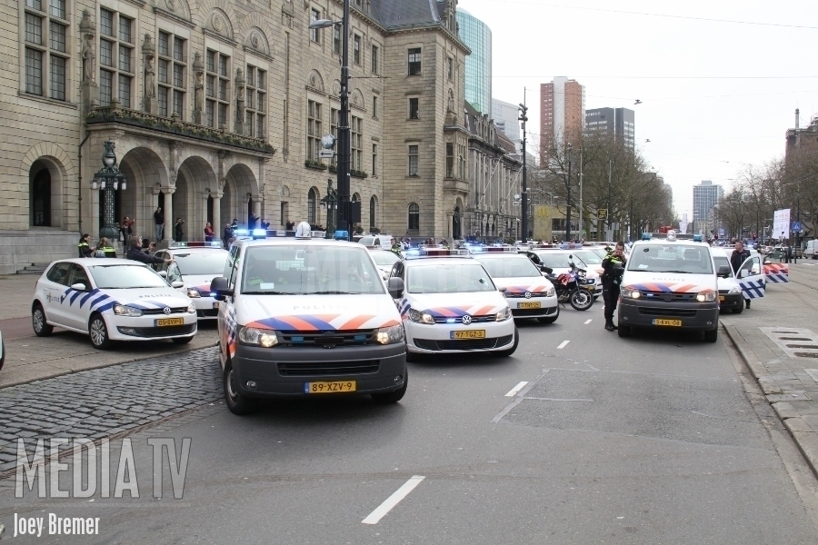 Agenten houden sirene-actie op Coolsingel Rotterdam (video)