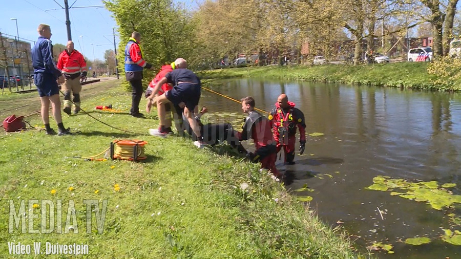 Brandweer haalt man uit water op Burgemeester van Haarenlaan Schiedam (video)