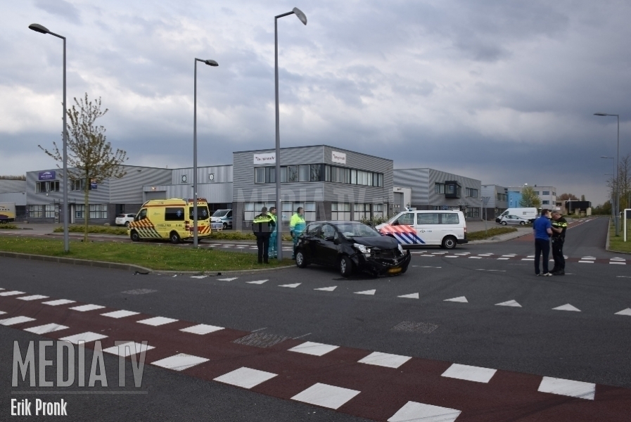 Auto's botsen op kruising bedrijventerrein Rotterdam Noord-West