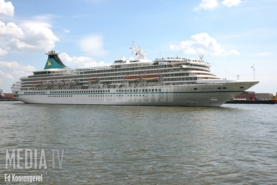 Cruiseschepen varen af en aan in Rotterdam