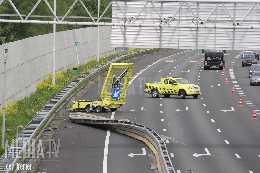Bestelbus botst achterop pijlwagen snelweg A4 Vlaardingen (video)