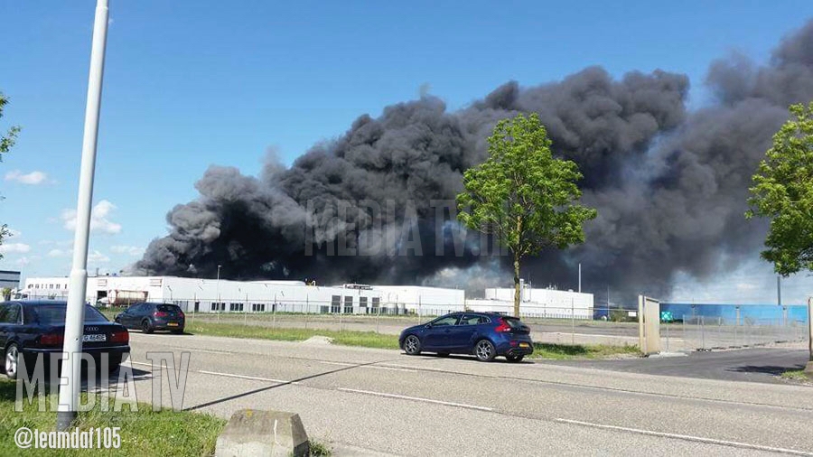 Grote brand in Moerdijk te zien in regio Rijnmond
