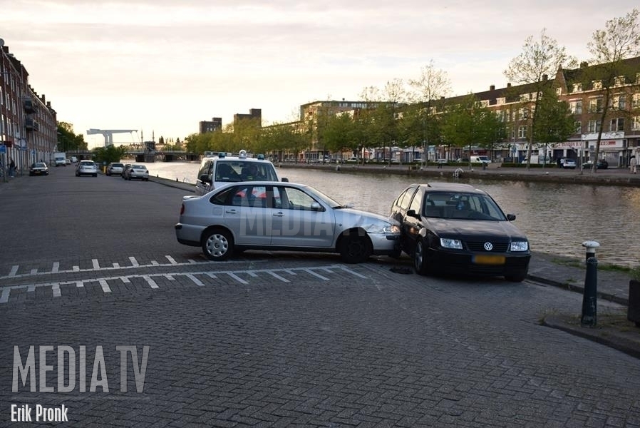Bestuurder er vandoor na botsing tegen geparkeerde auto Spangesekade Rotterdam