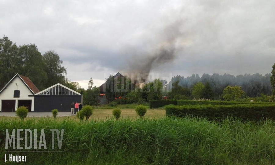 Grote brand in schuur Achterambachtseweg Hendrik-Ido-Ambacht