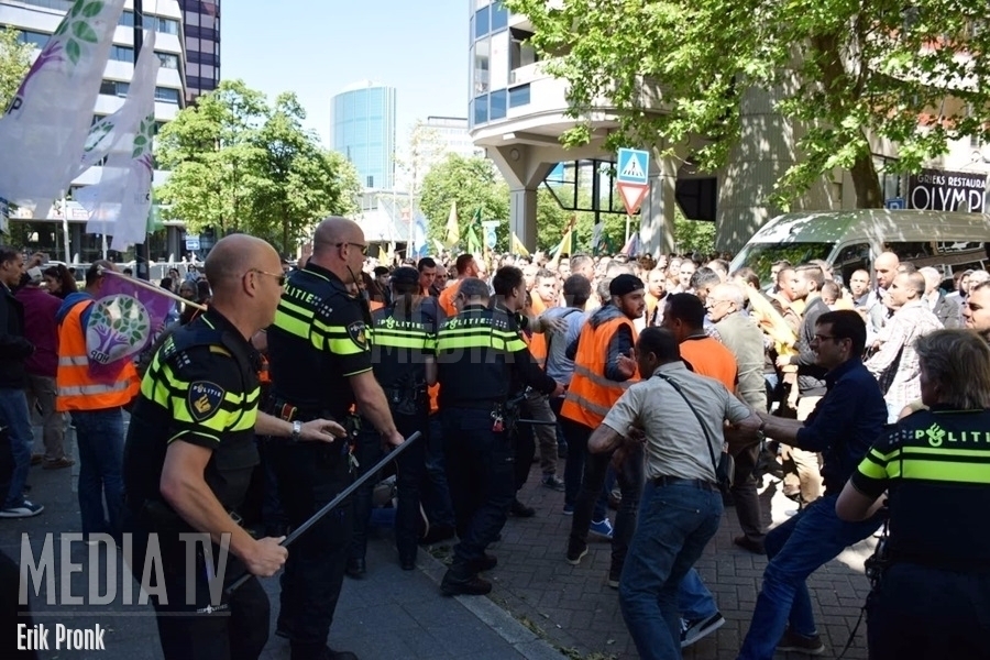 Politie grijpt in bij demonstratie van Koerden bij Turks consulaat Westblaak Rotterdam