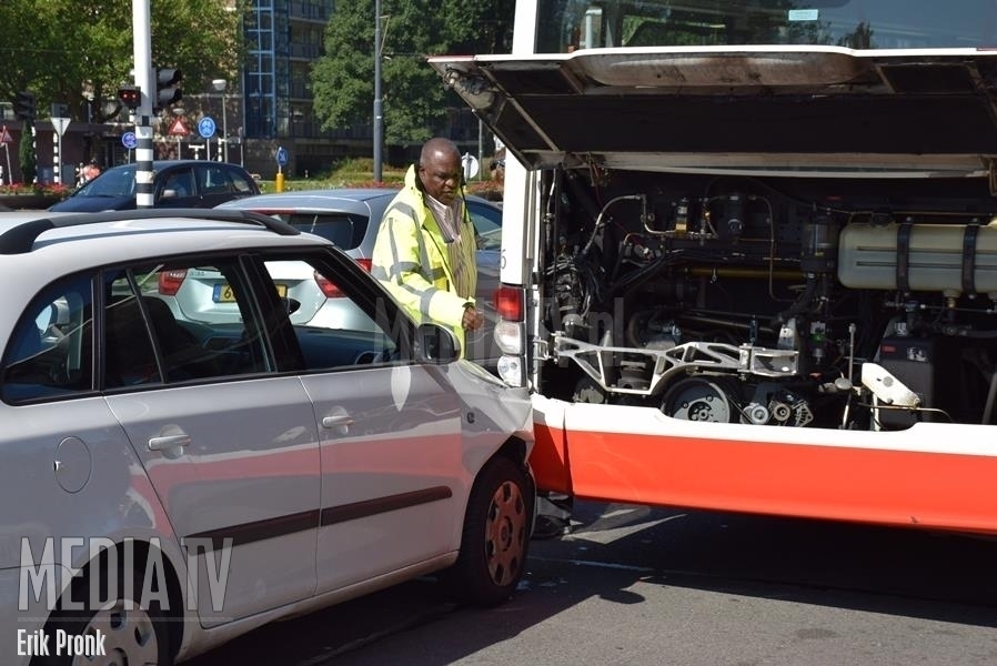 Auto botst achterop bus Burgemeester van Haarenlaan Schiedam