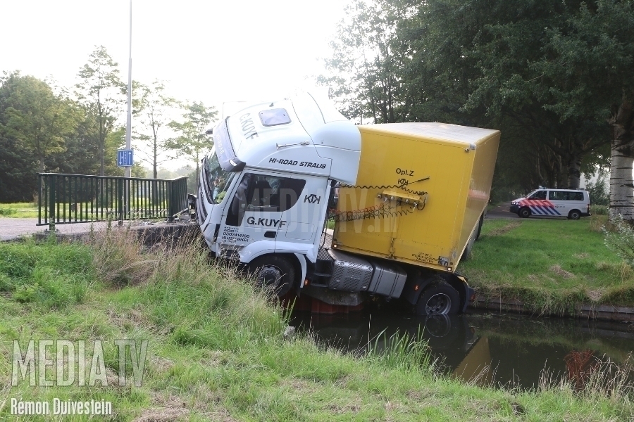 Vrachtwagenchauffeur verliest macht over het stuur Parallelweg Ridderkerk