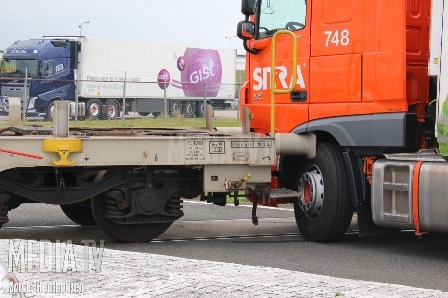 Aanrijding tussen vrachtwagen en goederentrein Elbeweg Rotterdam Europoort