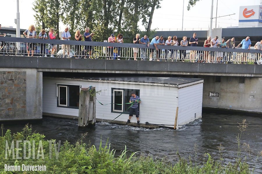 Woonboot komt vast te zitten onder Bergwegbrug Rotterdam (video)