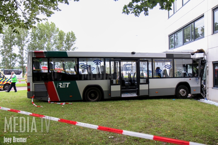 Bus rijdt tegen kantoorgebouw Vaanweg Rotterdam (video)